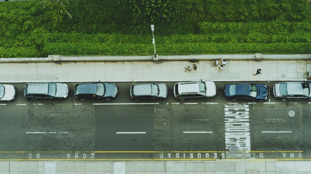 Carro fazendo manobra de estacionamento em vaga paralela na rua