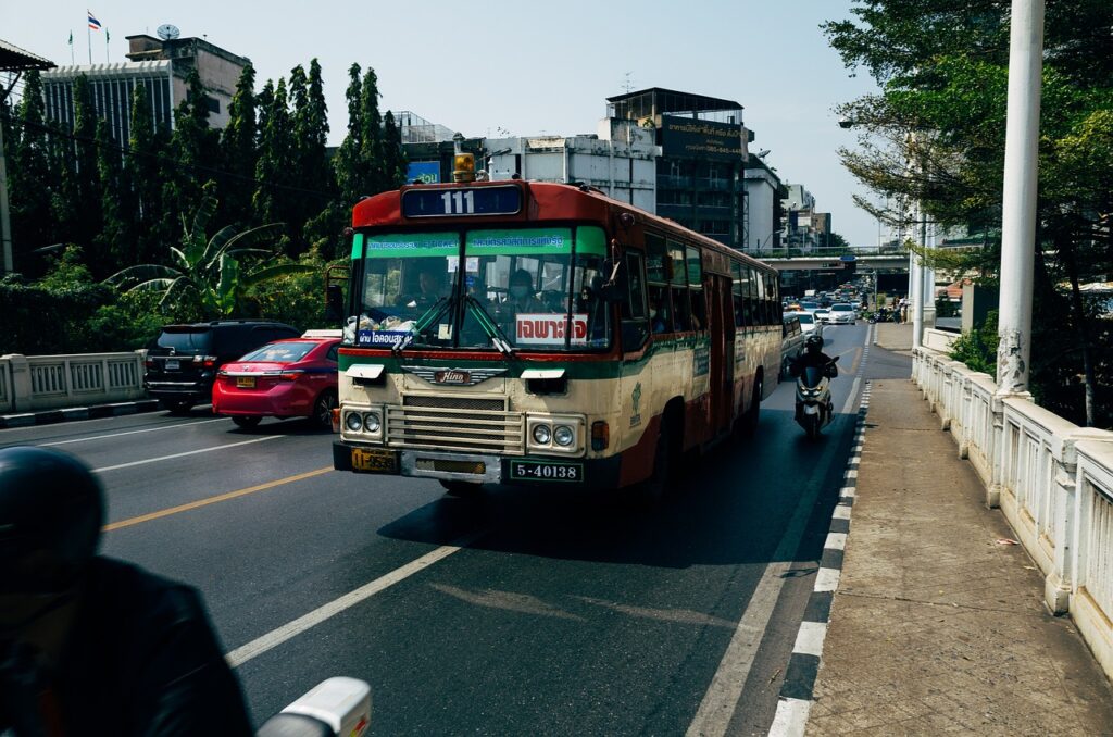 Caminhão de carga trafegando em rodovia