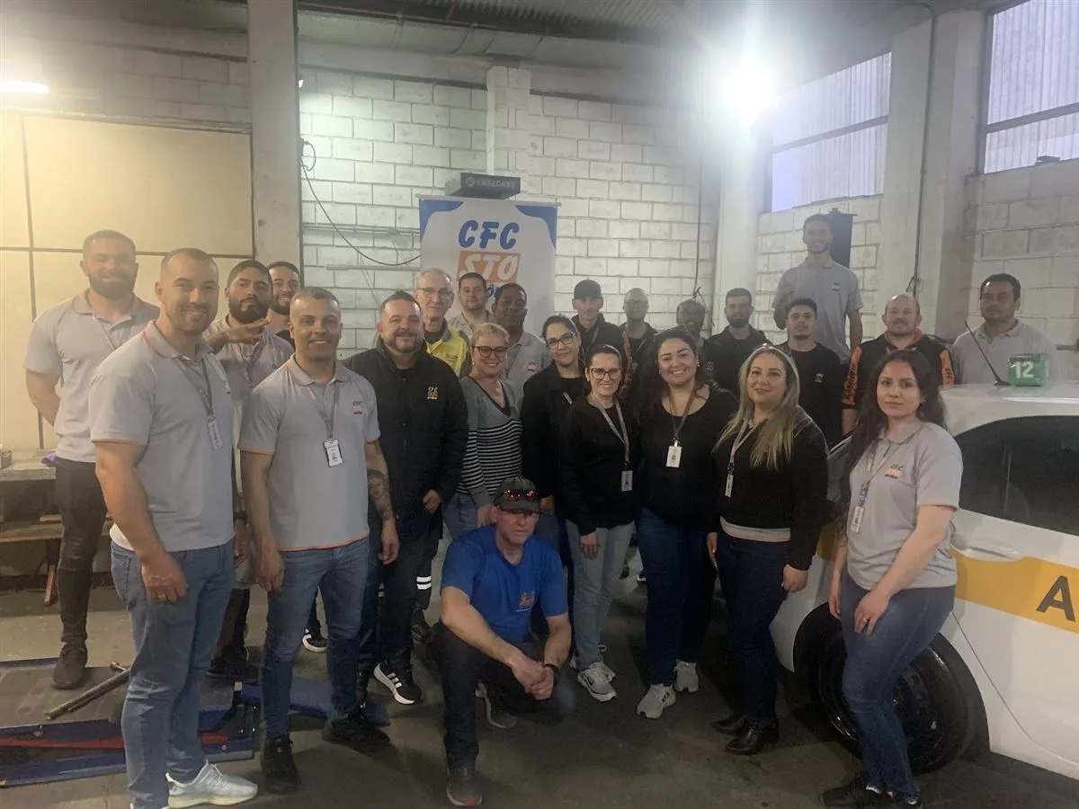 Equipe do CFC Sto Antônio ao lado de um carro de autoescola