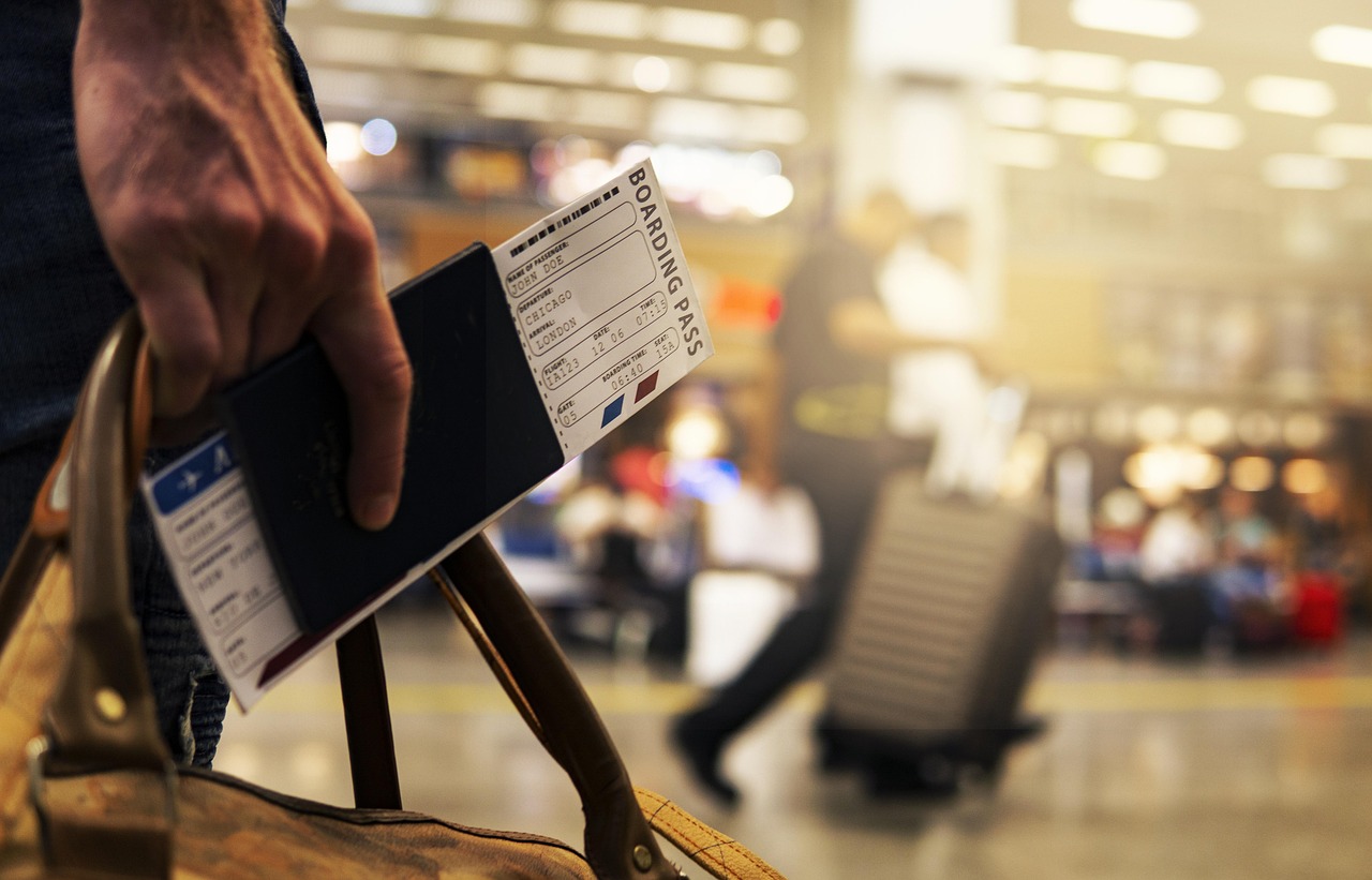 Motorista com passaporte e documentos de viagem, representando como tirar a permissão internacional para dirigir no RS