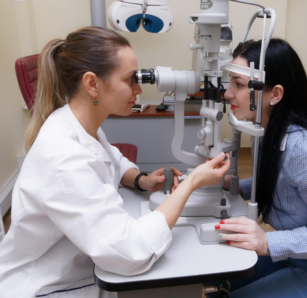 Médico realizando exame de visão em paciente durante avaliação de saúde