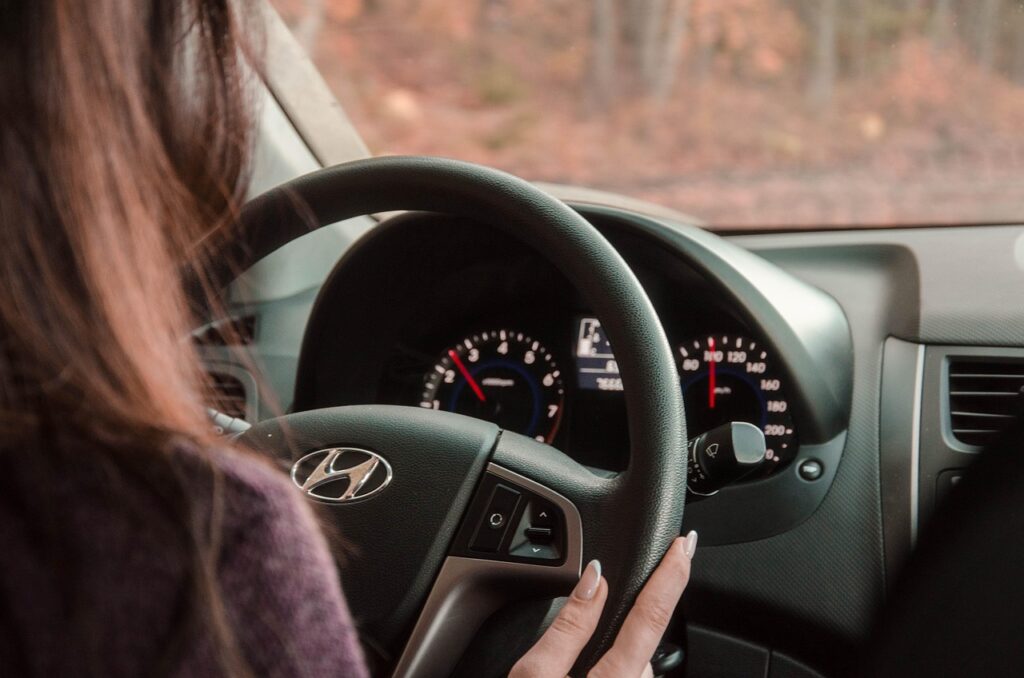 Mulher segurando o volante com atenção durante a direção