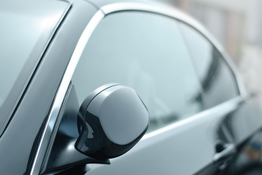 Retrovisor lateral de carro usado para estacionar em vaga
