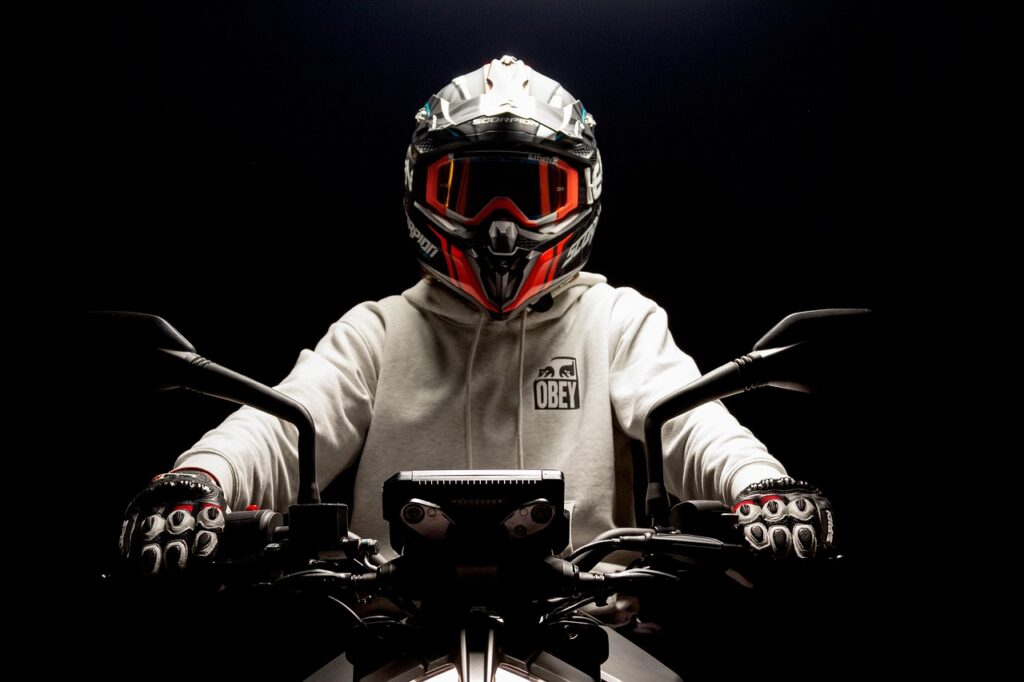 Capacete e luvas de proteção para pilotagem segura de moto