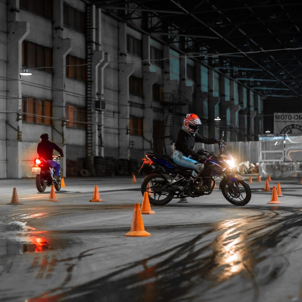 Instrutor orientando aluno em treino prático com motocicleta